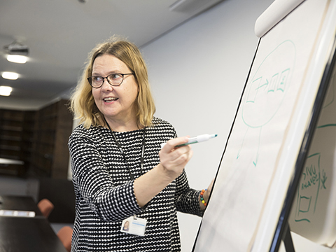 Mer information om bibliotekts kursutbud och utbildning.