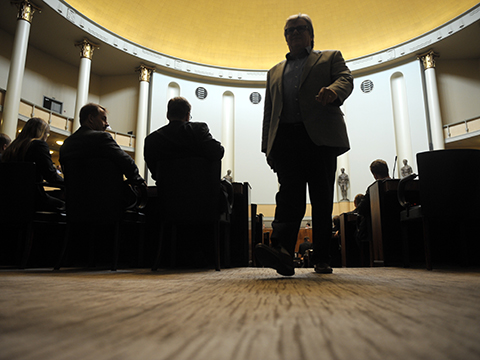 Eduskunnan pylväikköä pääovin edessä.