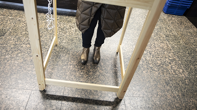 Nainen äänestyskopissa.