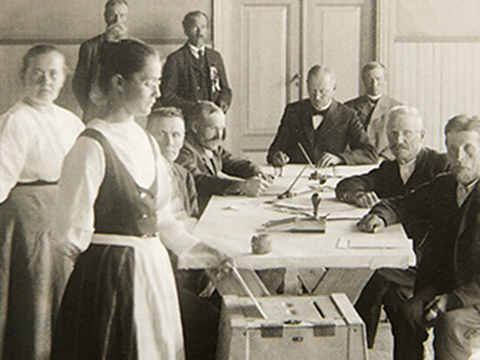 Mer information om 110 år av kvinnlig rösträtt.