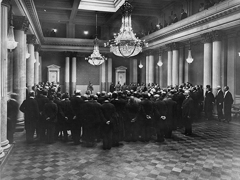 Mer information om den stympade lantdagens sista öden.