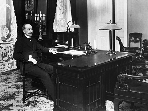 Mer information om då regeringsformen stadfästs och landet väljer presiden.