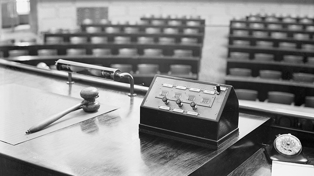 Kuva puhemiehen korokkeelta istuntosaliin.