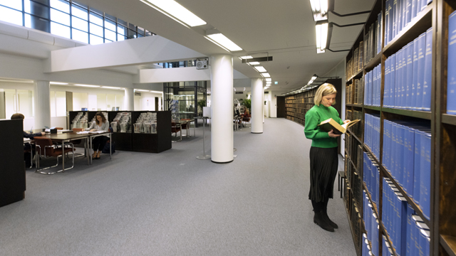 Kirjaston asiakastila ja valtiopäiväasiakirjat.