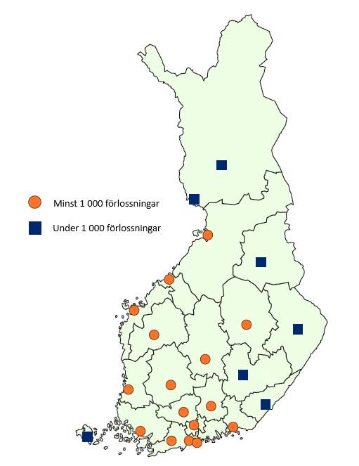 På bilden beskrivs på en karta över Finland de orter där det finns sjukhus som får sköta förlossningar. På kartan görs skillnad mellan de orter där det förekom minst 1000 förlossningar år 2023, och de orter där antalet förlossningar var färre än så.  Minst 1000 förlossningar förekom i sjukhusen på följande orter: Helsingfors, Esbo, Åbo, Kuopio, Uleåborg, Tammerfors, Jyväskylä, Vasa, Tavastehus, Björneborg, Kotka, Karleby, Seinäjoki, Lahtis, Lojo, Hyvinge Färre än 1000 förlossningar förekom i sjukhusen på följande orter: Villmanstrand, Kemi, Rovaniemi, Kajana, Joensuu, St. Michel, Mariehamn