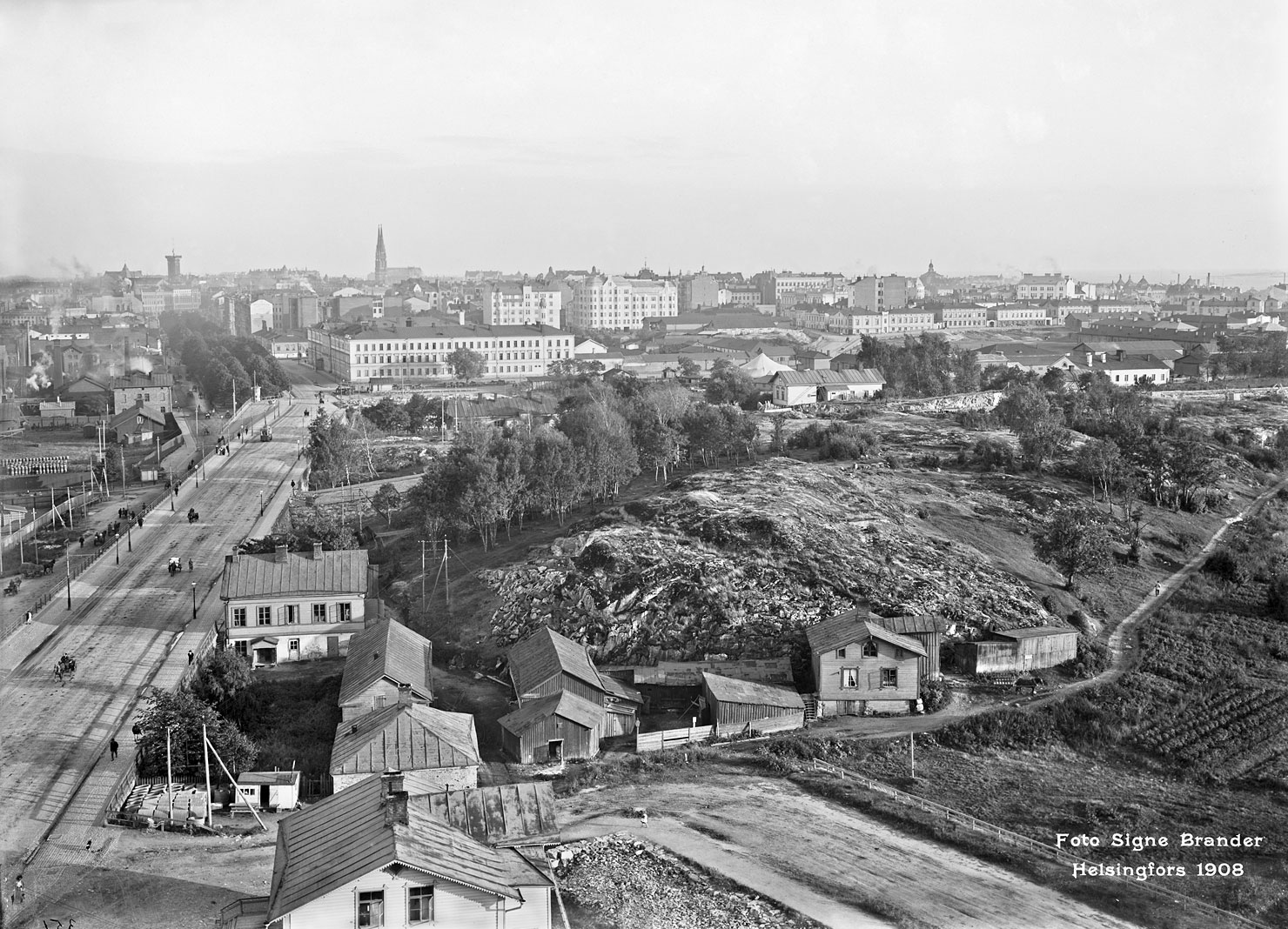 Riksdagen beslöt 1924 att bygga Riksdagshuset på Arkadiabacken. Byggandet av Riksdagshuset och ett självständighetsmonument blev projekt som enade folket efter inbördeskriget, där Riksdagshuset byggdes för alla finländare.