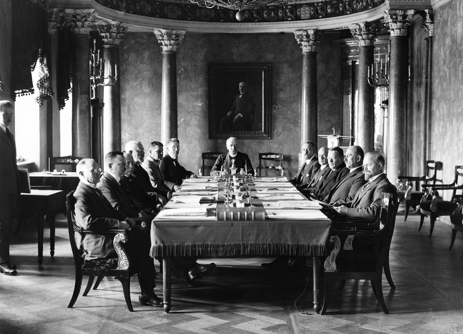 A.K. Cajanders tjänstemannaregering vid sin sista presidentföredragning 1922. Vid bordsändan president K.J. Ståhlberg.