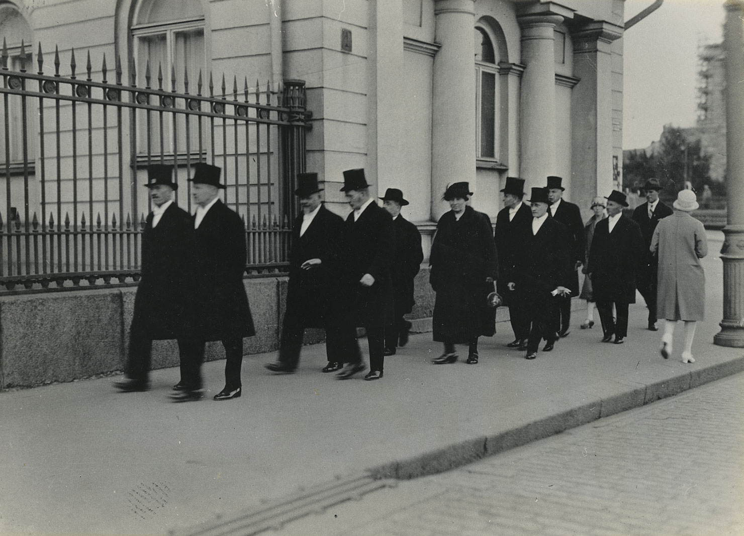 Statsminister Väinö Tanners (andra fr. v.) färska regering på väg att presentera sig för president Relander den 13 december 1926.