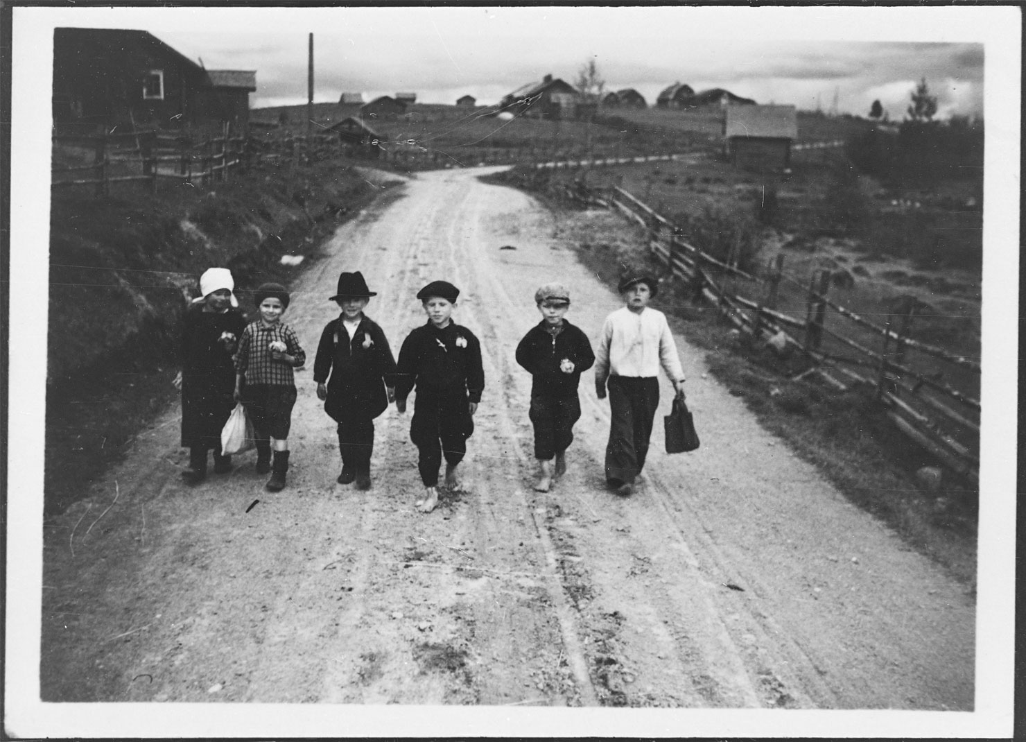 I slutet av 1930-talet kunde nästan alla finländare både läsa och skriva. På bilden skolelever i byn Palojärvi i Salmi på 1930-talet.