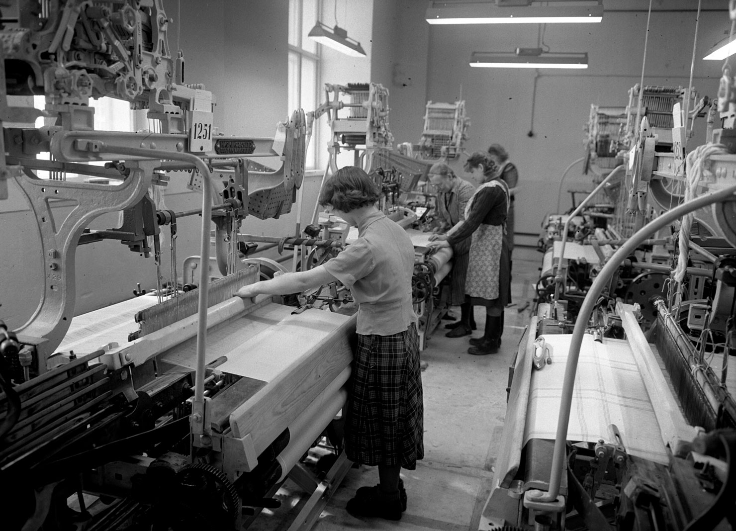 Väverskor hos Finlayson 1951. Krigsskadestånden främjade Finlands industrialisering efter krigen, vilket skapade en grund för ökat välstånd och uppbyggnaden av kommande årtiondens välfärdssamhälle.