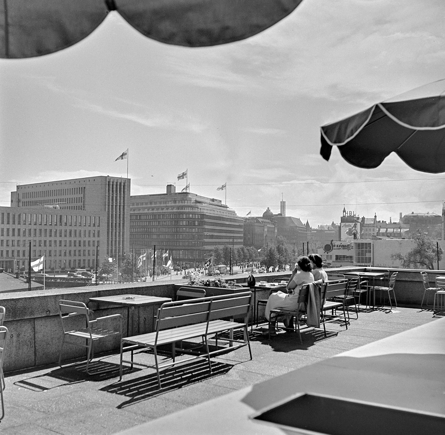 Jopa Eduskuntatalon katto muuttui Olympialaisvieraita tervetulleiksi toivottavaksi terassiksi kesällä 1952.