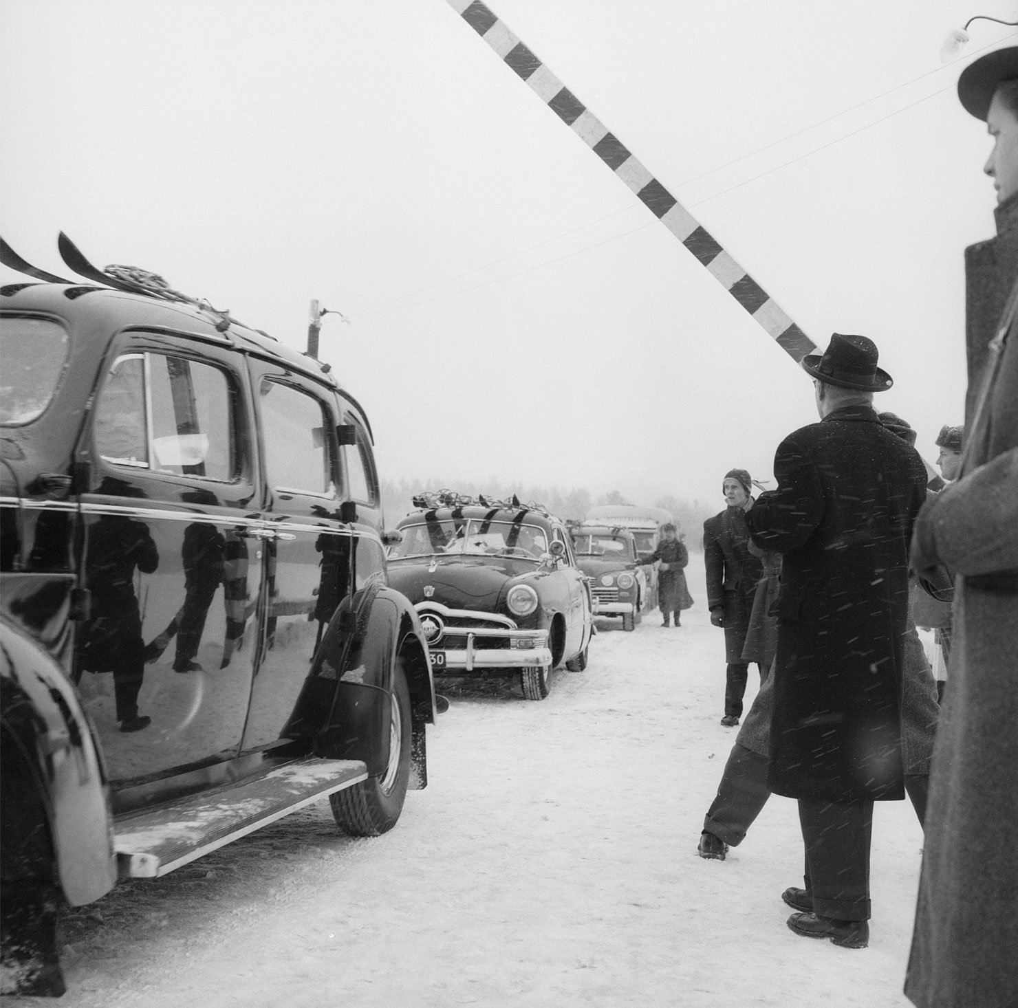 Gränsbommen är öppen dagen då Porkala återlämnas den 26 januari 1956. En rad svarta bilar kör in på området.